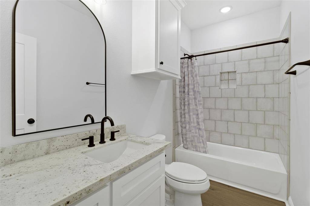Hallway Full Bath Tub/Shower