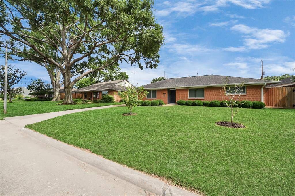 Discover this ideally located home nestled in a charming neighborhood, offering convenient access to local amenities and vibrant city life.