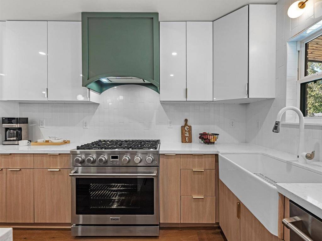 Upgraded 36” six-burner range paired with a custom vent hood for a chef-inspired cooking experience.