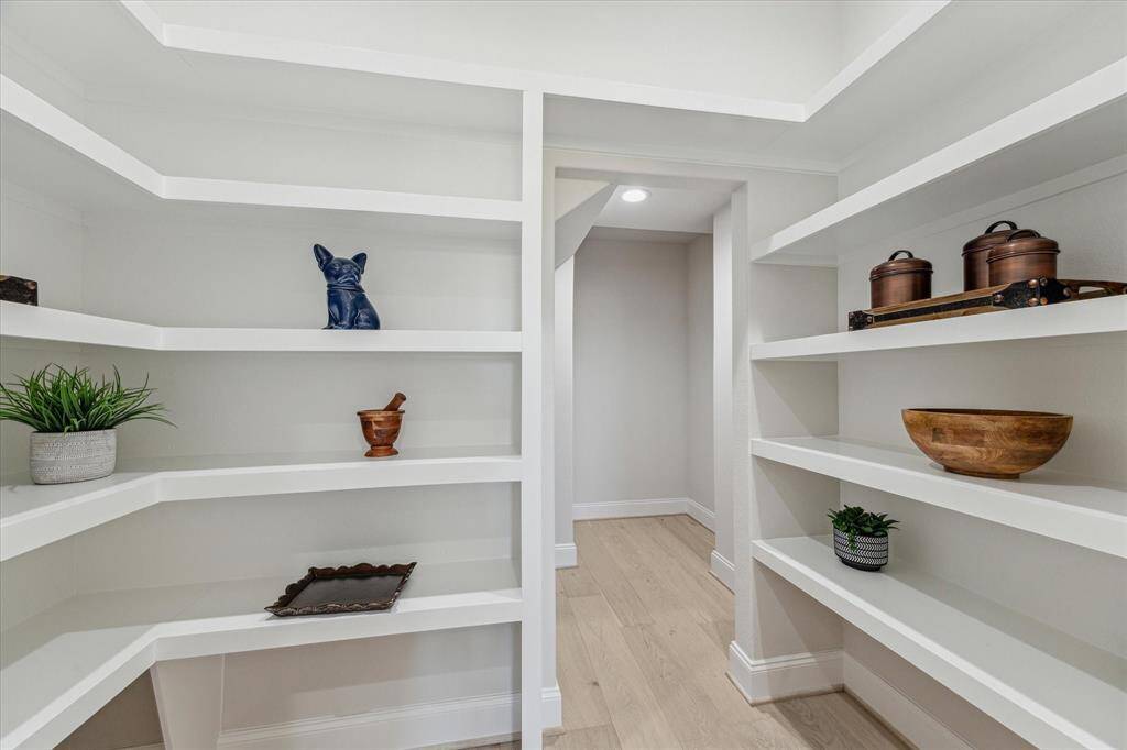 Walk-in Pantry