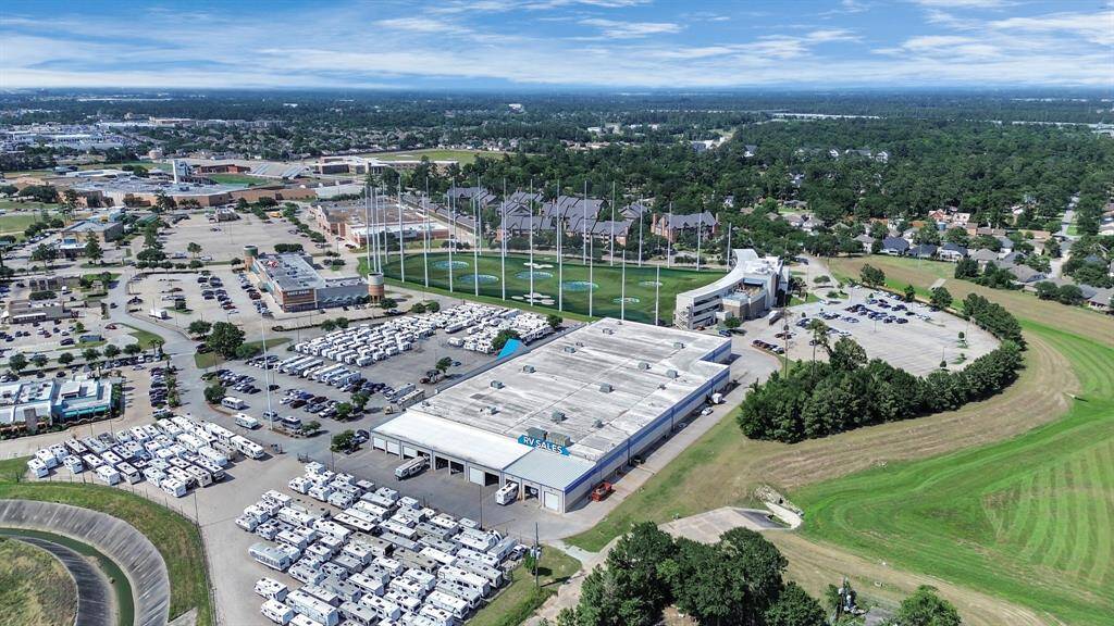 Located just around the corner from shopping, dining, and entertainment, including Topgolf and major retail centers!