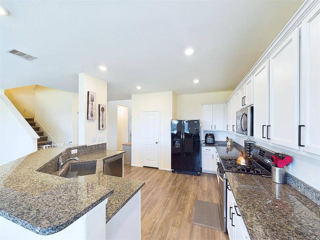 Granite counters and farmhouse modern decor!