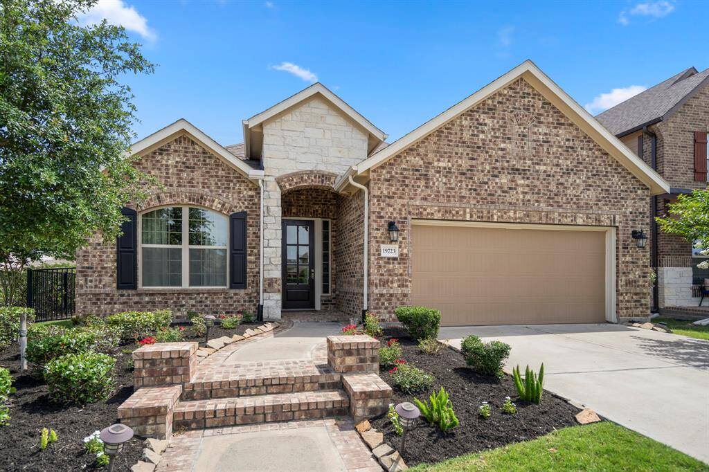 Welcome home to 19723 Hale Hollow in Bridgeland. The owner has loved living here and you will, too.
