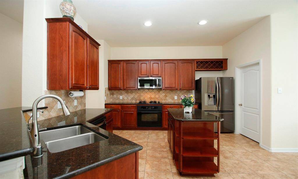 Granite countertops, double sided sink with newer faucet and reverse osmosis