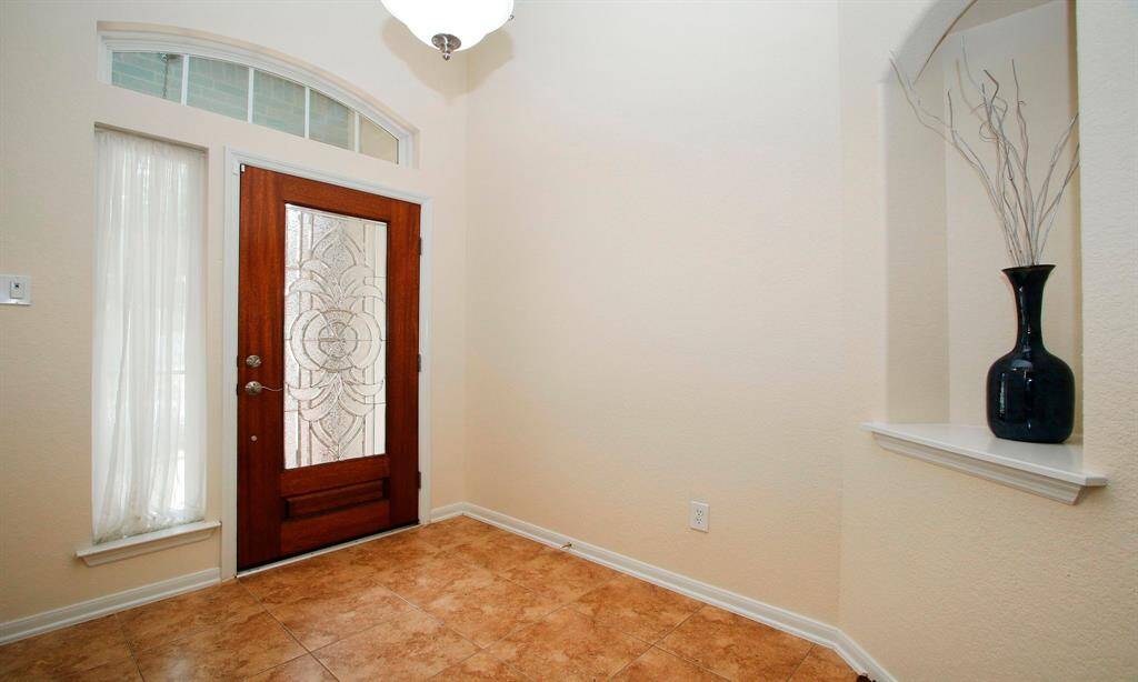 Both a side light and transom. Art niche!