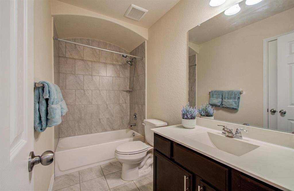 Secondary bathroom.