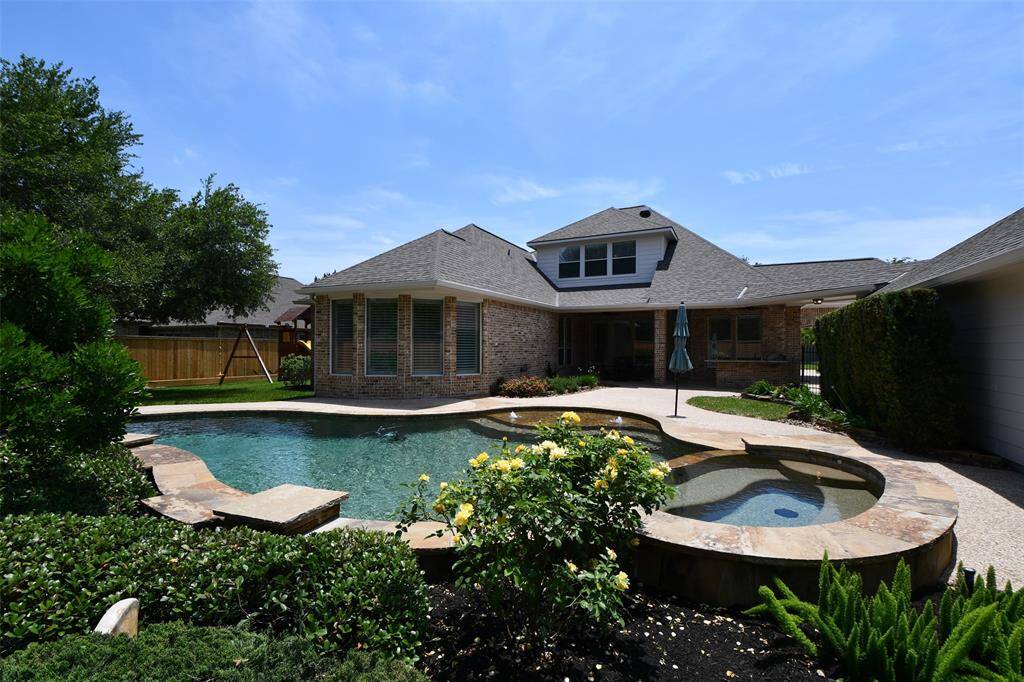 Hot tub pool. heated or cooled.
