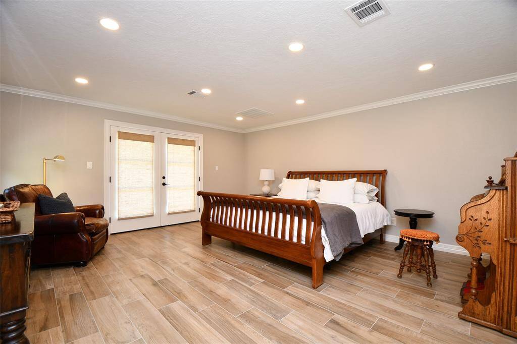 Guest quarters with doors to the pool