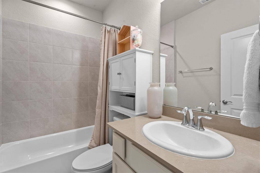 Bathroom that serves two Secondary Bedrooms downstairs