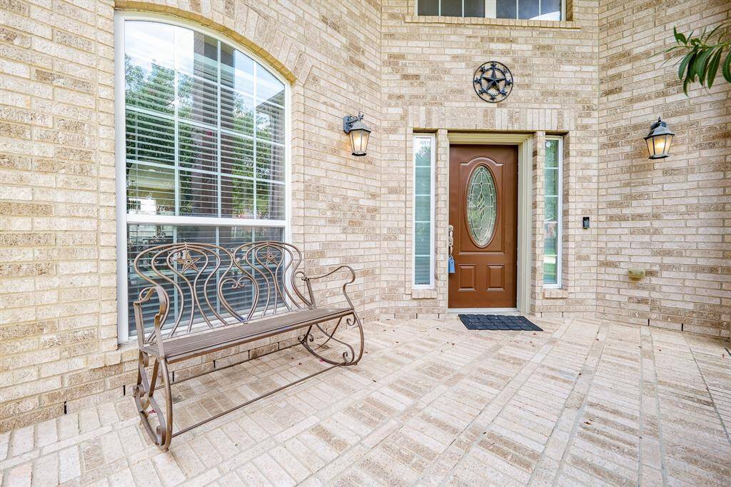 Well-maintained front lawn leading to the front door. Easy access to shopping, restaurants, much more, makes this a desirable area