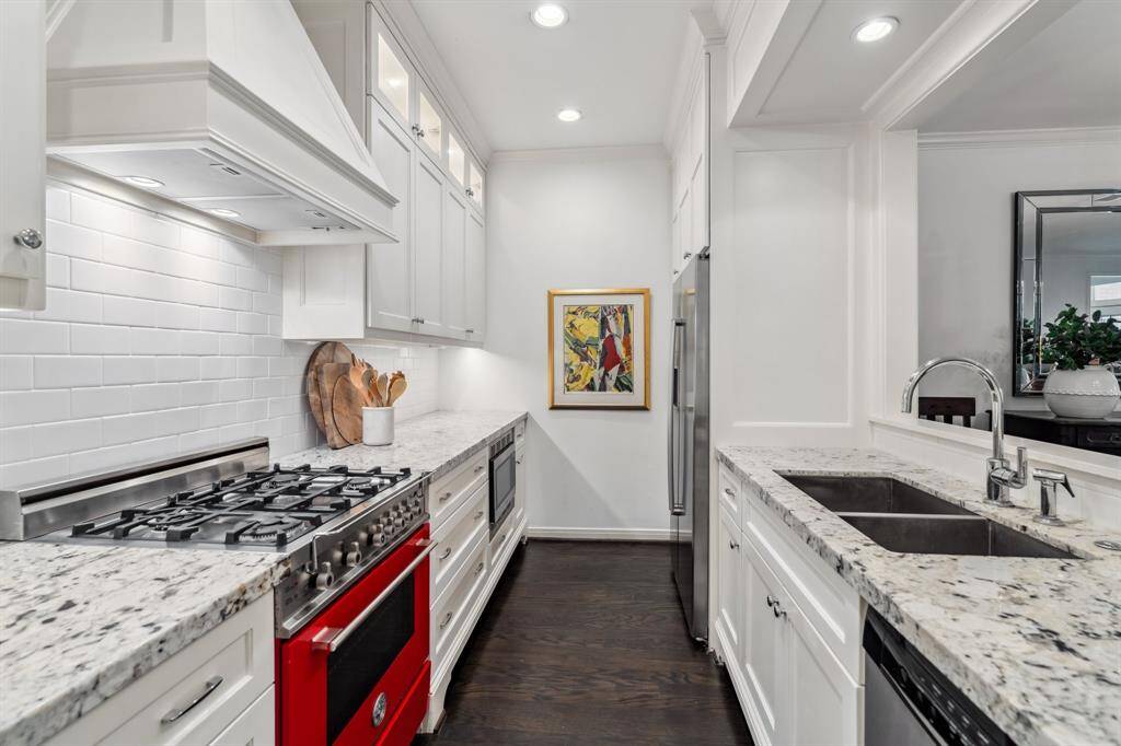 A standout feature: the Bertazzoni gas range and oven with a striking "Rosso" red face — a high-end, Made-in-Italy appliance.