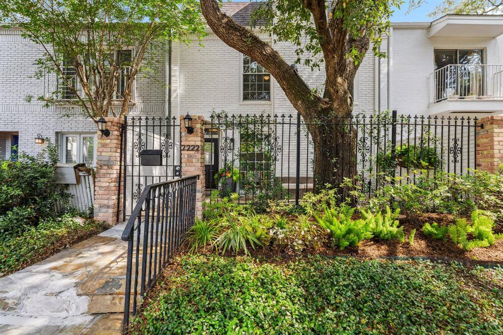 Located in the desirable River Oaks area of Houston, this home offers easy access to excellent dining and shopping. Zoned to the highly sought-after River Oaks Elementary School, plus a cozy coffee shop just around the corner.