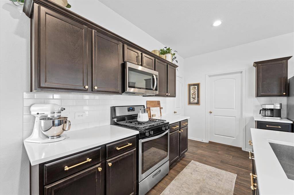 Kitchen has gas cooktop.