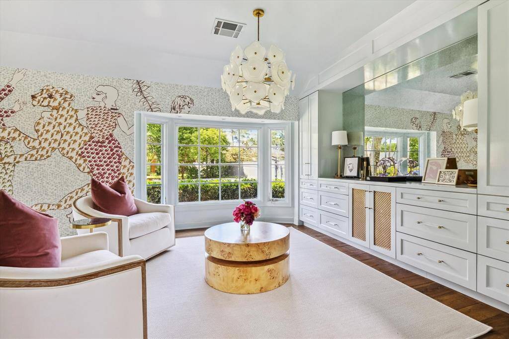 Additional view of the dining room.