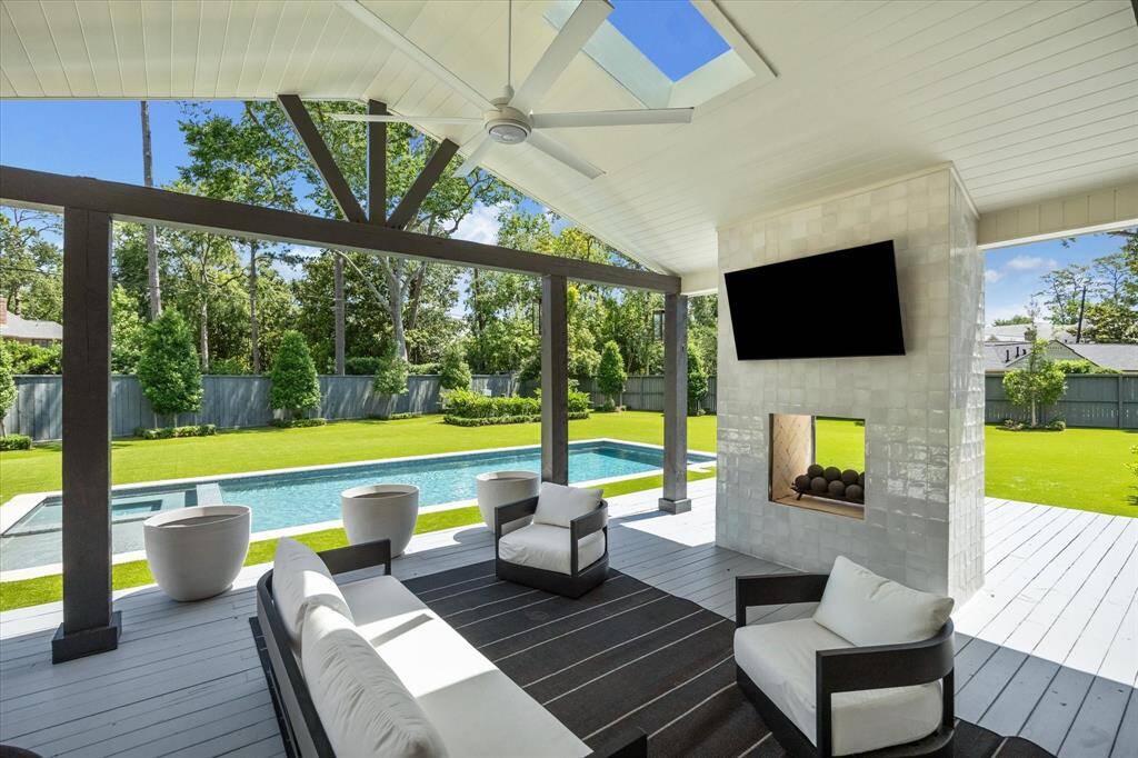 Additional view of the outdoor patio.
