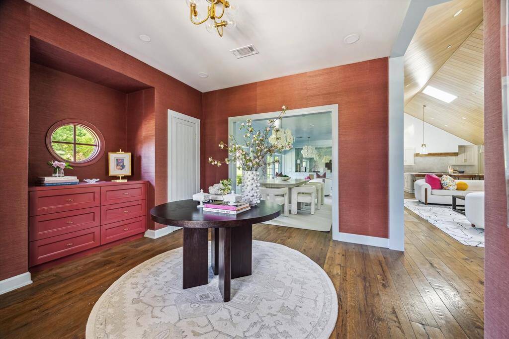 Additional view of the foyer.