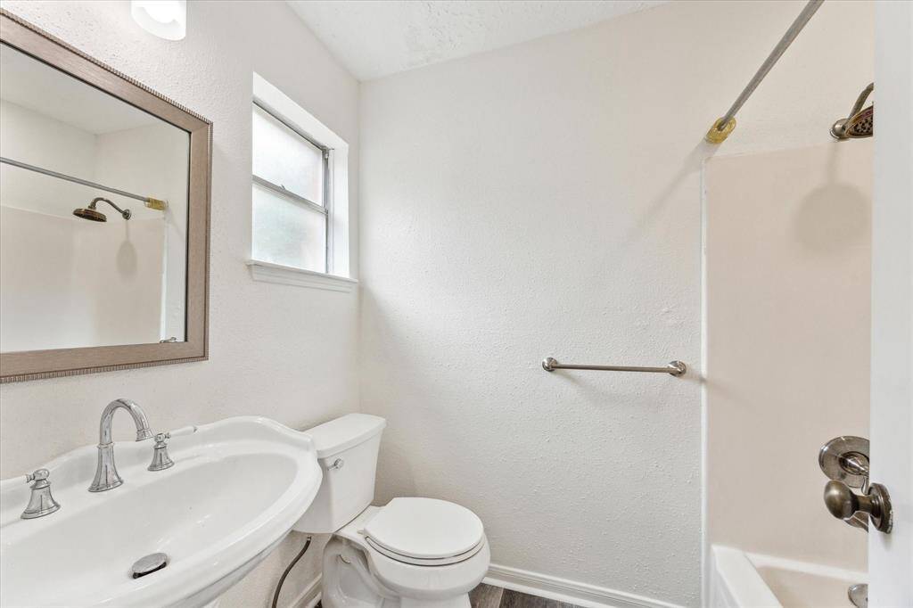 Primary ensuite with a tub/ shower combo.