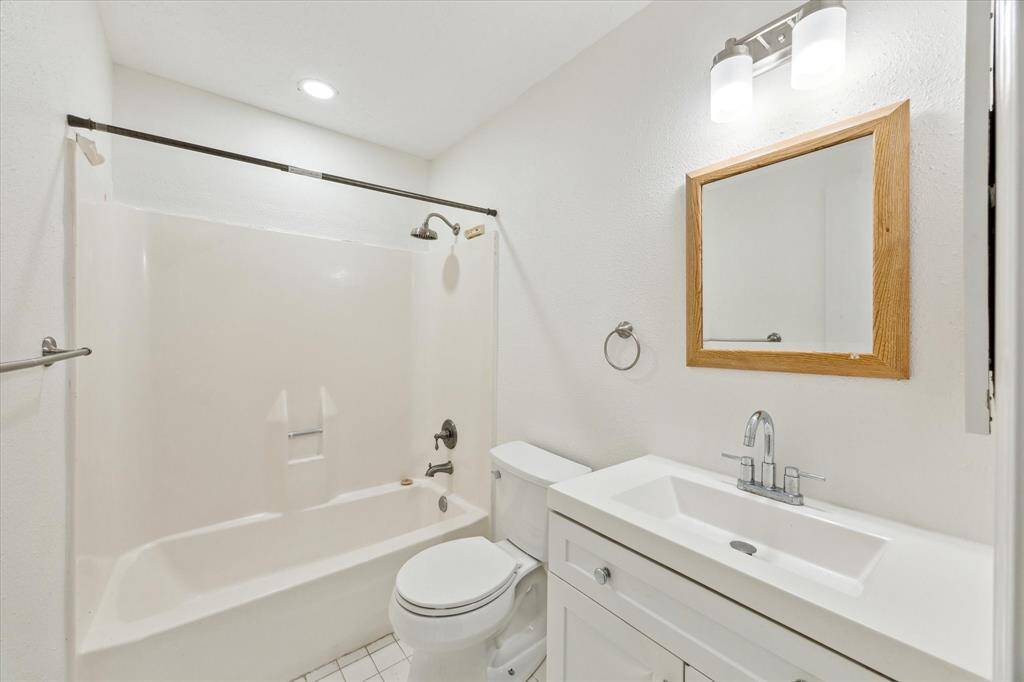 Secondary bathroom with tub/ shower.