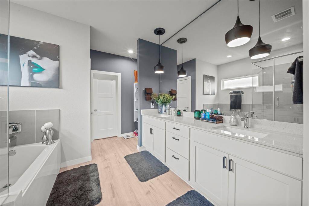 Ensuite primary bath.