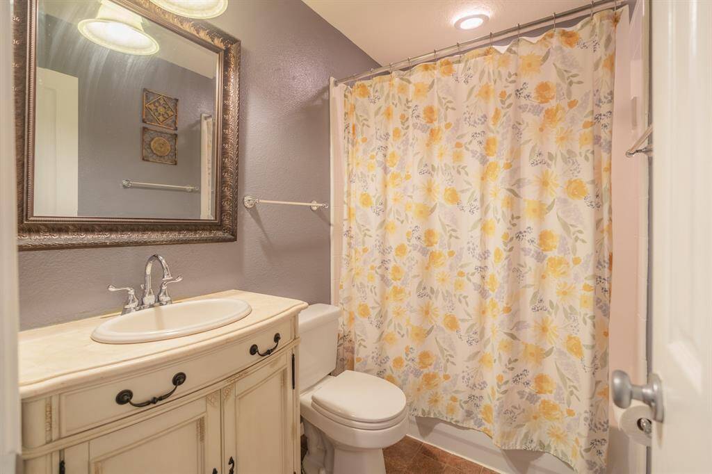 Ensuite bath off of secondary bedroom.
