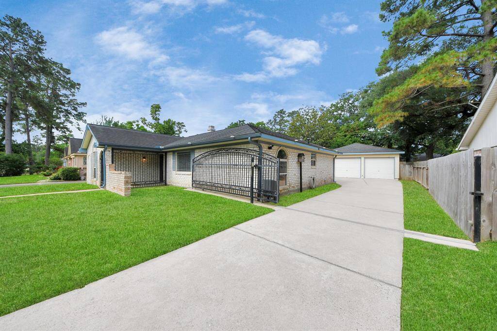 Stunning view of the long, private driveway, perfect for all your guests!