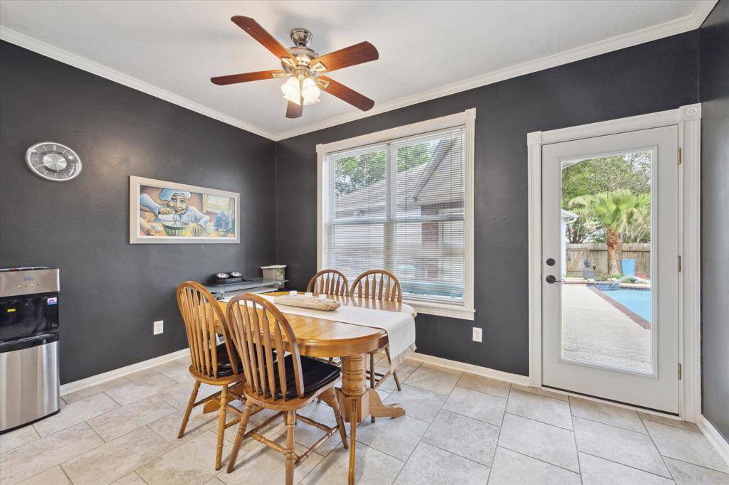 ENJOY VIEWS OF THE POOL FROM THE BREAKFAST ROOM.