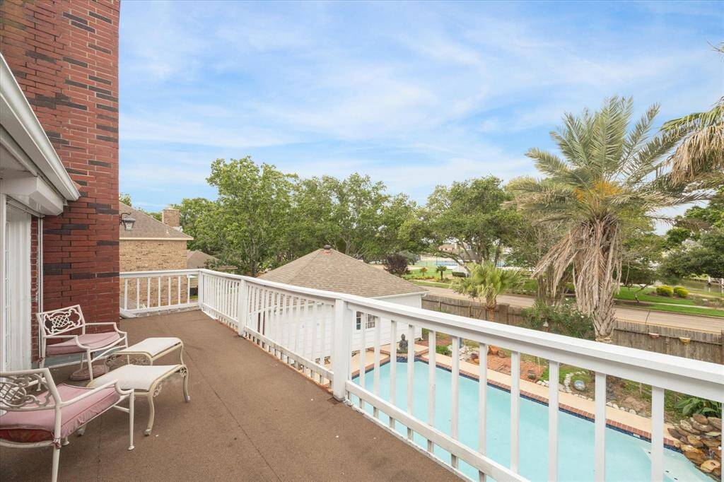 LARGE BALCONY OVERLOOKING THE POOL.