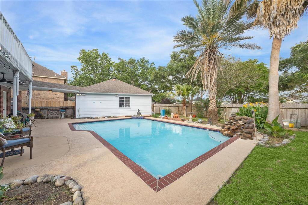 MATURE PALM TREES ADD TO THE TROPICAL BACKYARD.