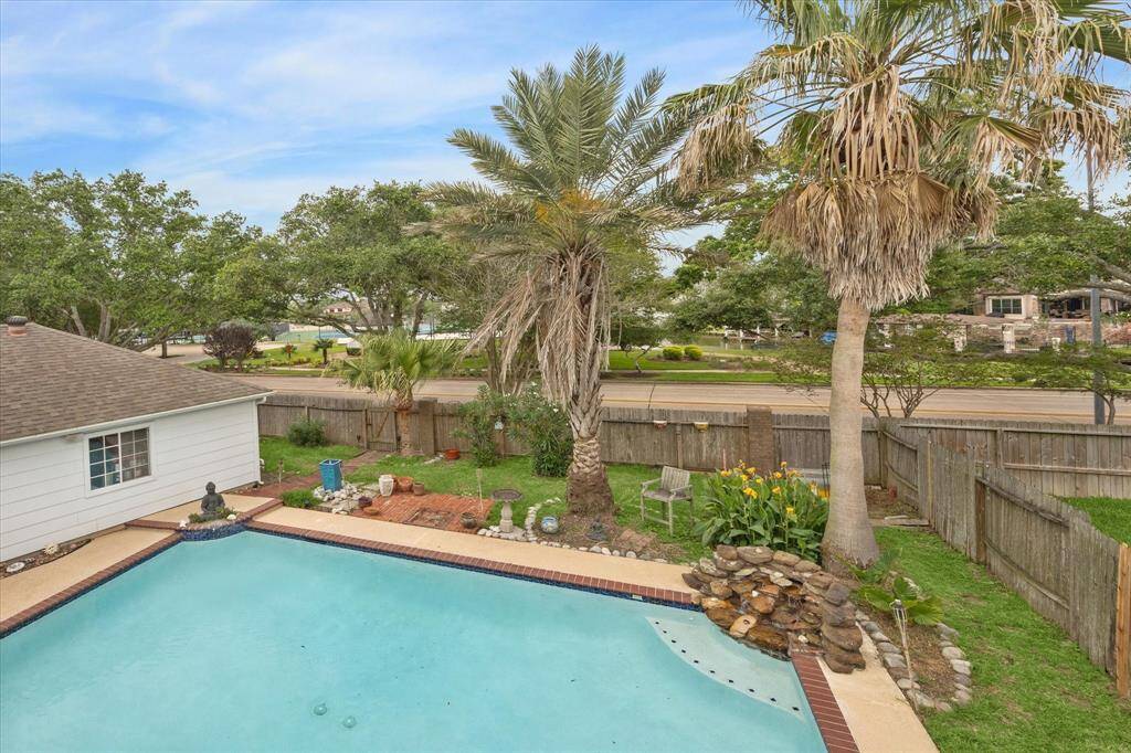 STEP OUT FROM THE GAMEROOM TO THE BALCONY TO RELAX AND YOU CAN SEE THE PARK AND CANAL.
