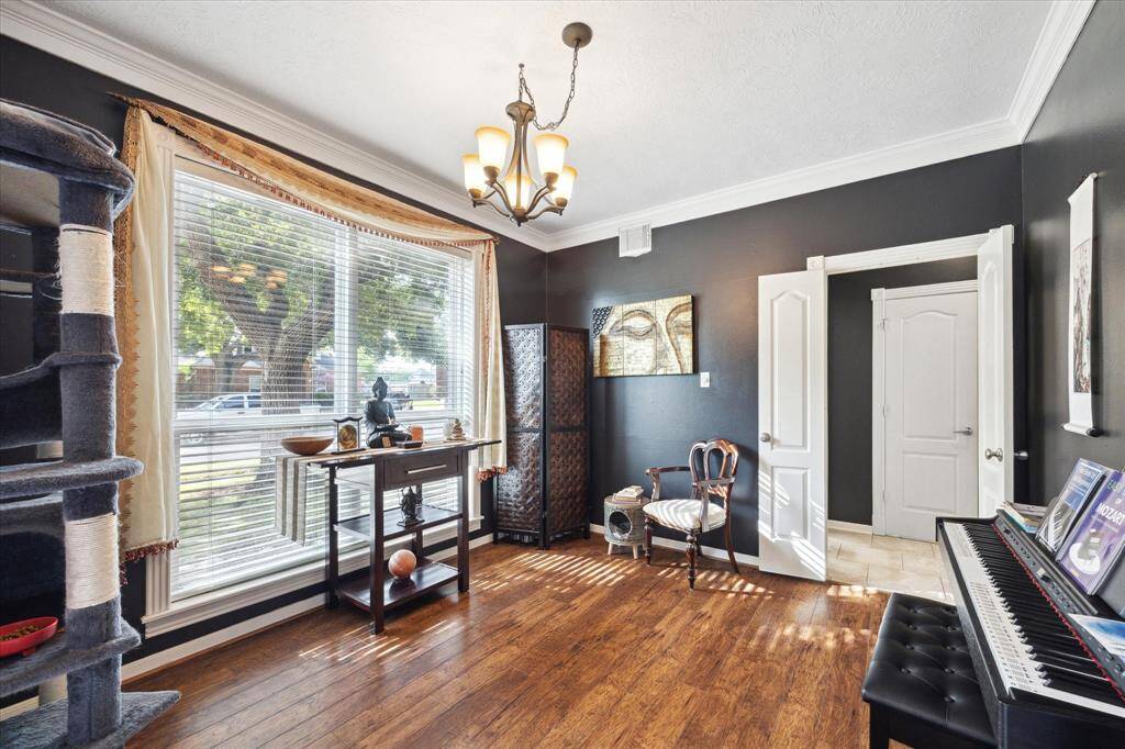DINING ROOM WITH WOOD FLOORS.