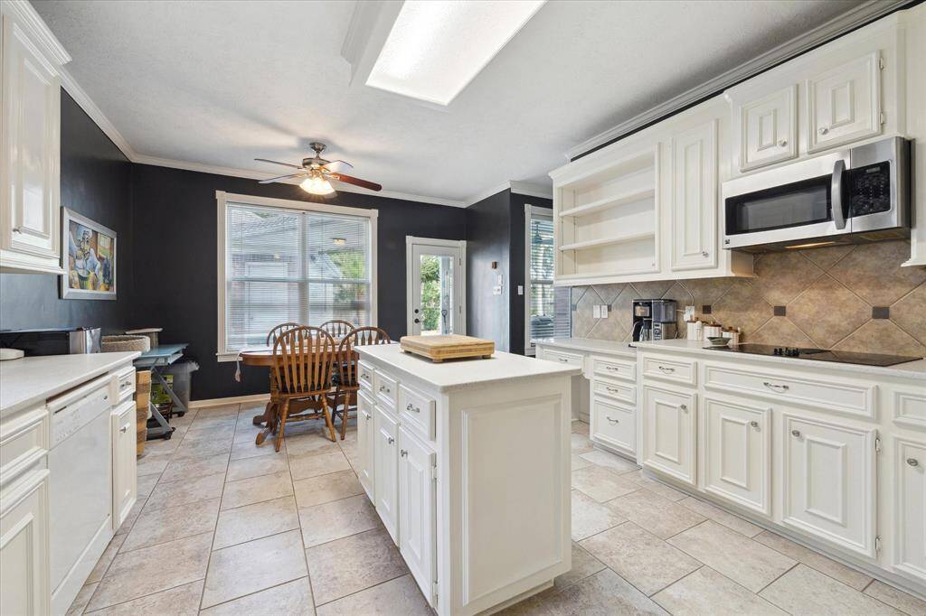 ISLAND KITCHEN WITH QUARTZ COUNTERTOPS.