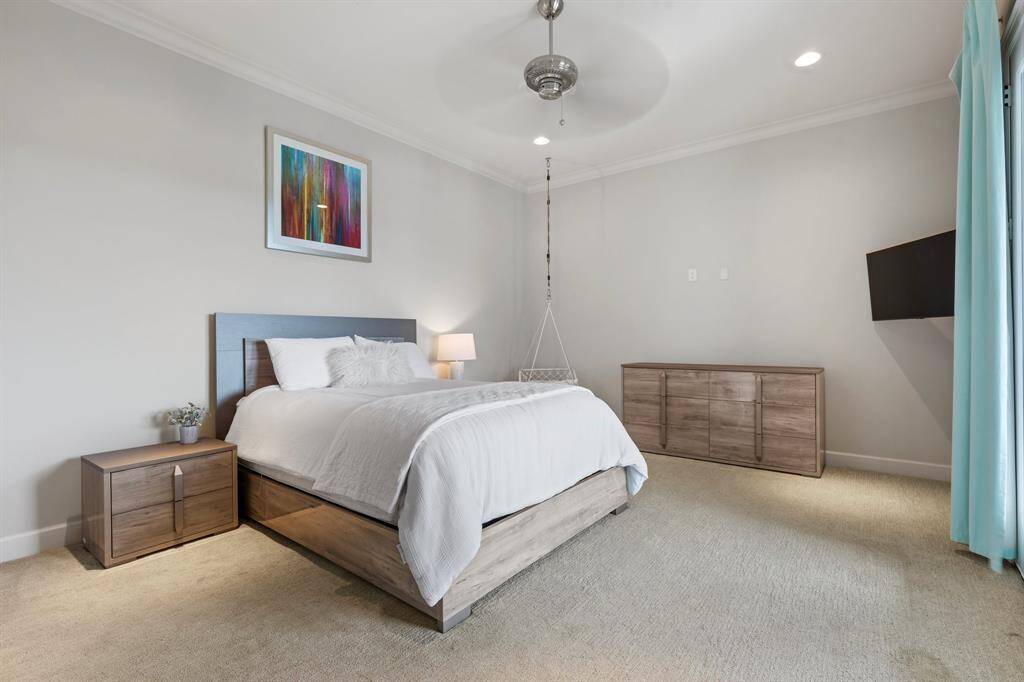 Three bedrooms, located on the upper floor, two granting direct access to the balcony and showcasing spectacular views of the lake.