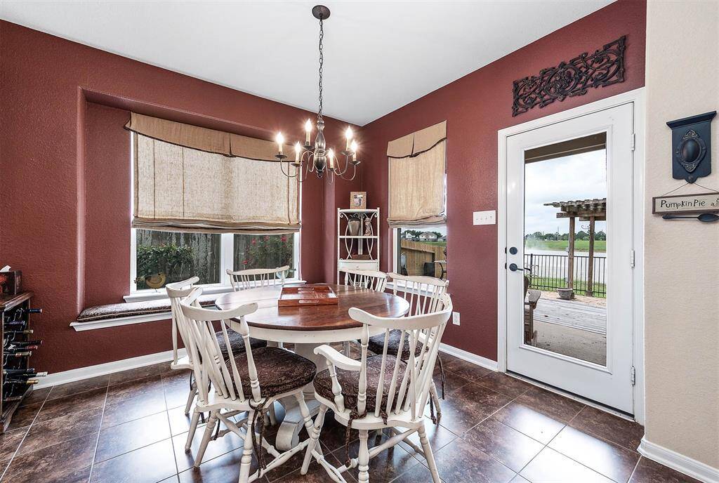 Dramatic Breakfast room with access to back yard, lake and pergola:  your choice of where to enjoy that mornign cup of coffee!