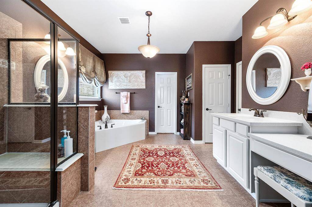 Luxury abounds in this ensuite bath.... this is where to begin your day.