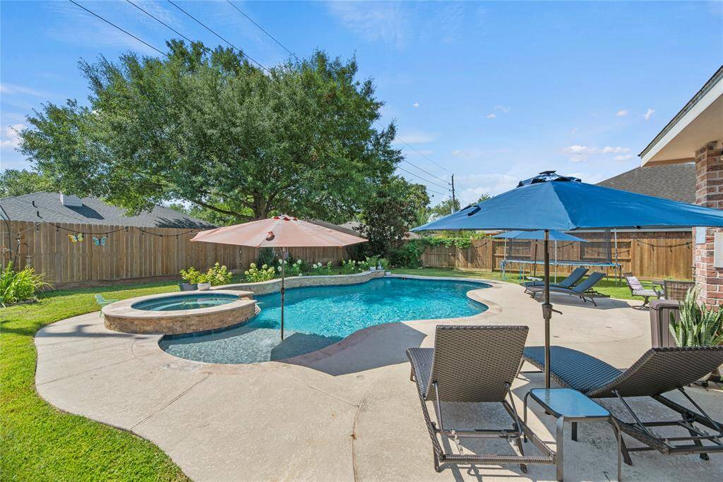 Take a dip in the pool or unwind in the spa—perfect for lazy afternoons and peaceful evenings under the stars.