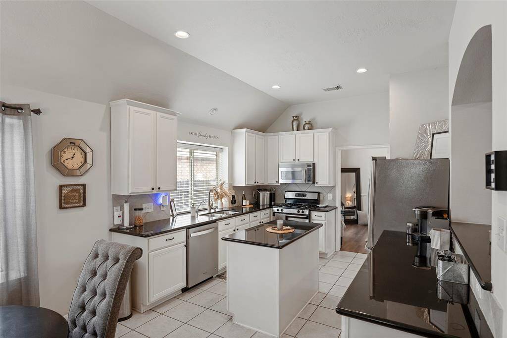 Spacious Island Kitchen