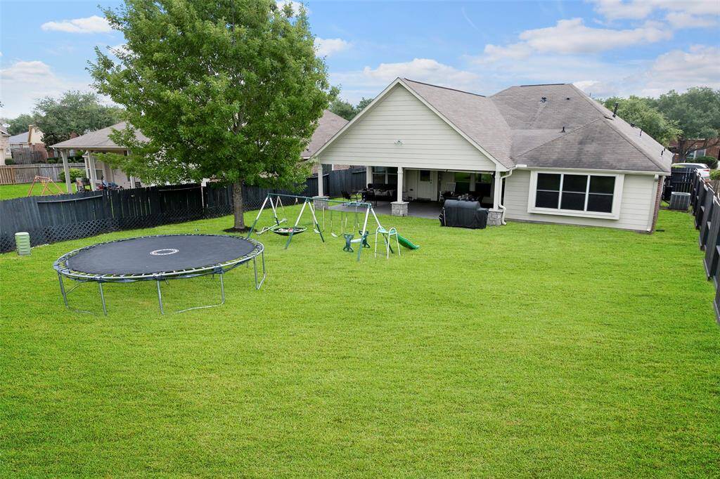 Spacious yard!