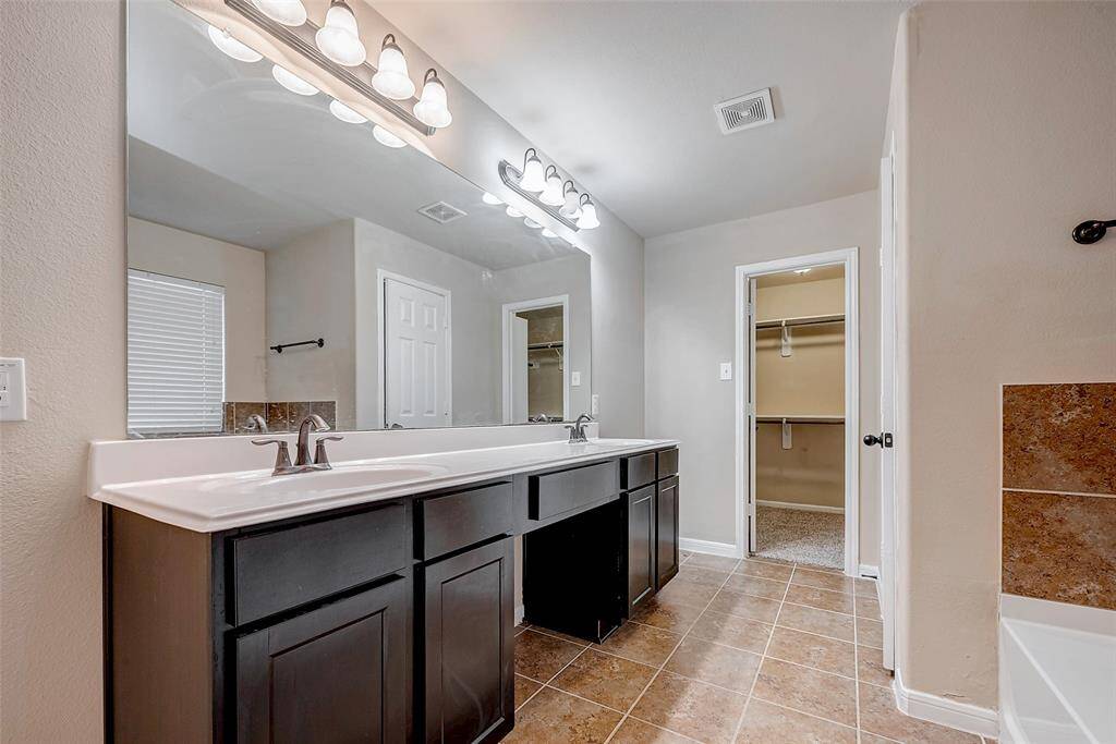 primary bedroom bathroom