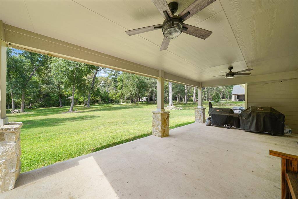 Check out all of that wonderful green space for the kids and pets to run around in.