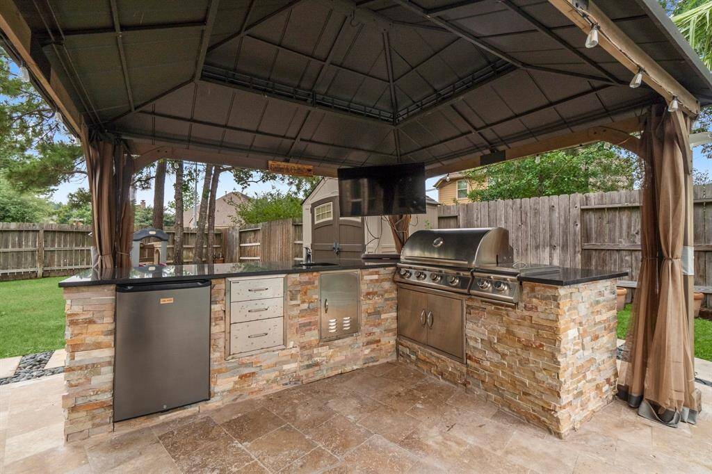 Outdoor kitchen fully equipped