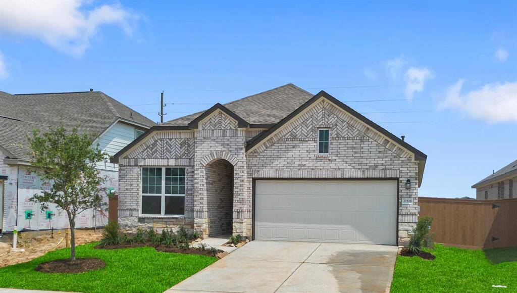 Welcome home to 27518 Beachside Arbor Drive located in the master planned community of Sunterra and zoned to Katy ISD.