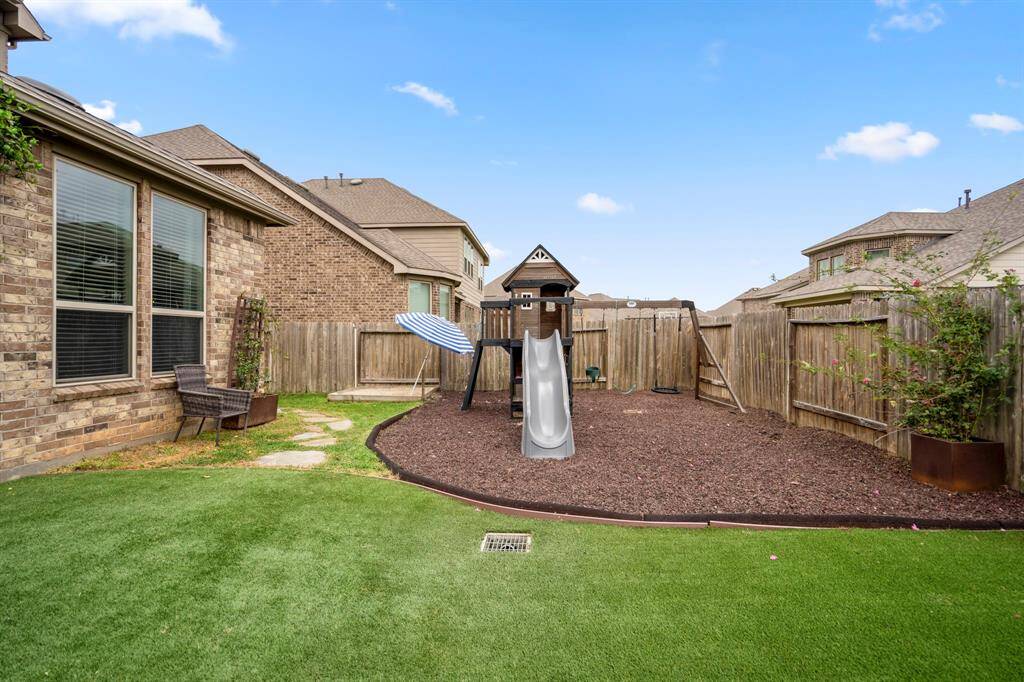 The sellers truly thought of everything—this dedicated playground area is perfectly positioned just off the covered patio, allowing you to relax in the shade while keeping a close eye on the kids at play. A smart blend of comfort and convenience for everyday family life.