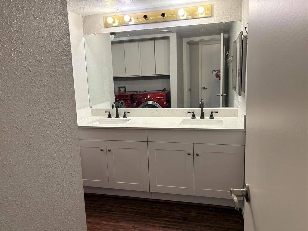 Secondary Bathroom with double vanity
