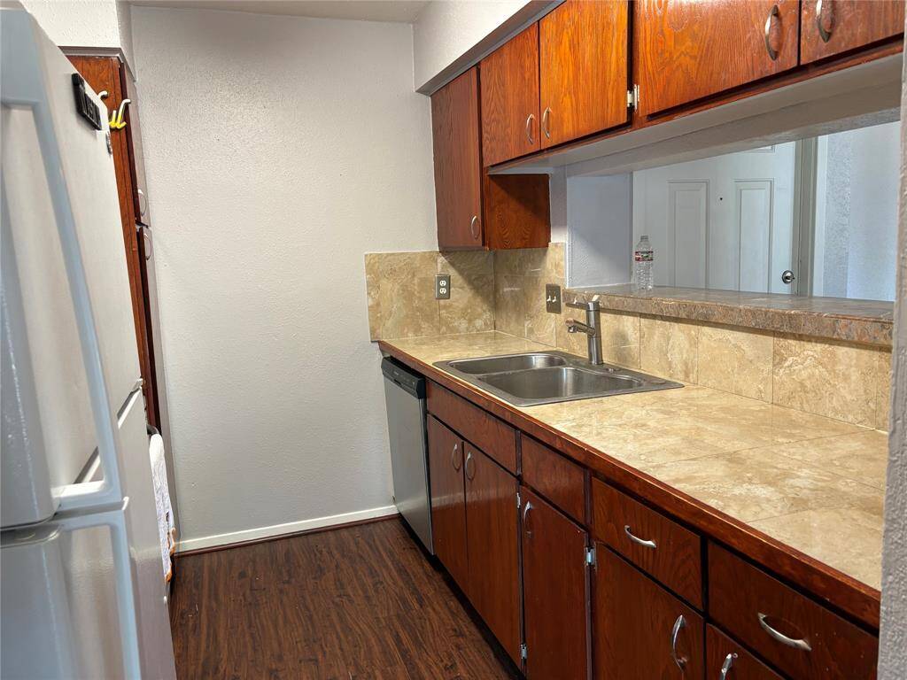 Kitchen offers Tile countertops.