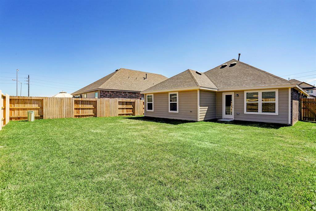 Spacious backyard!