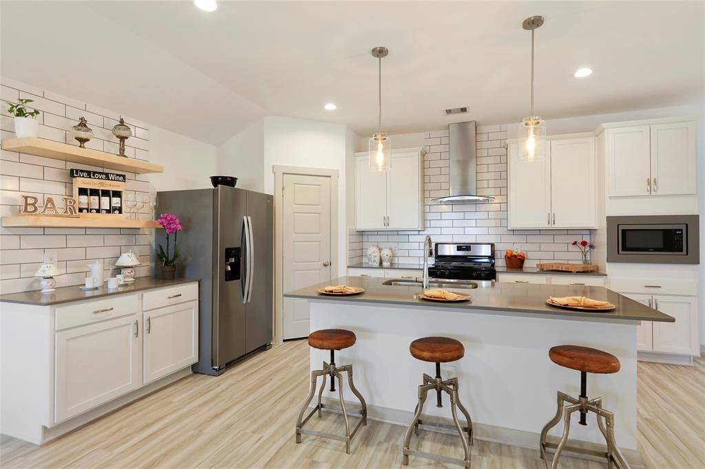Great and elegant breakfast bar on massive kitchen island. Ideal for entertaining