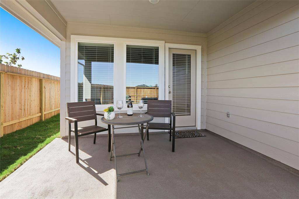 Minutes from the medical center, galleria and downtown you can’t go wrong with this prime location.