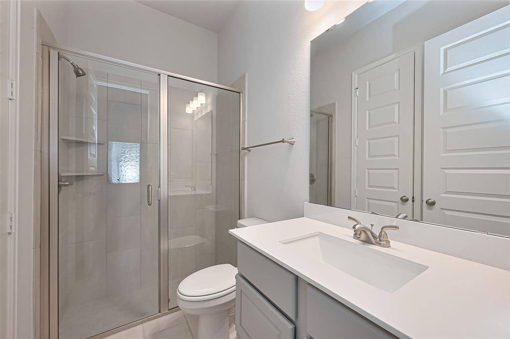 Shower in secondary suite