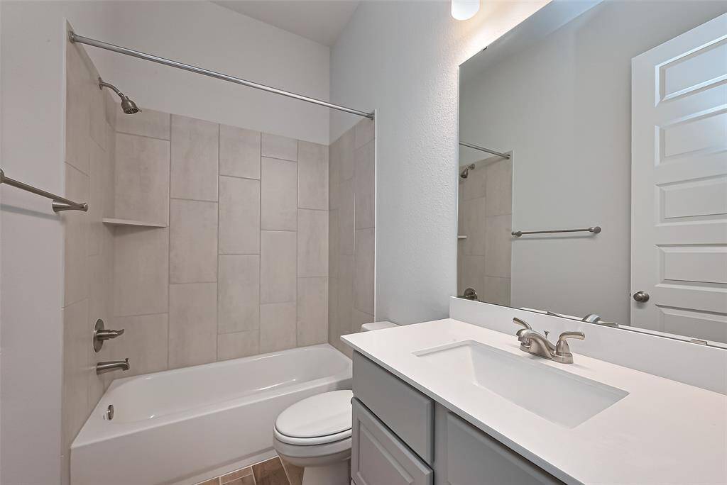 Hallway full bath