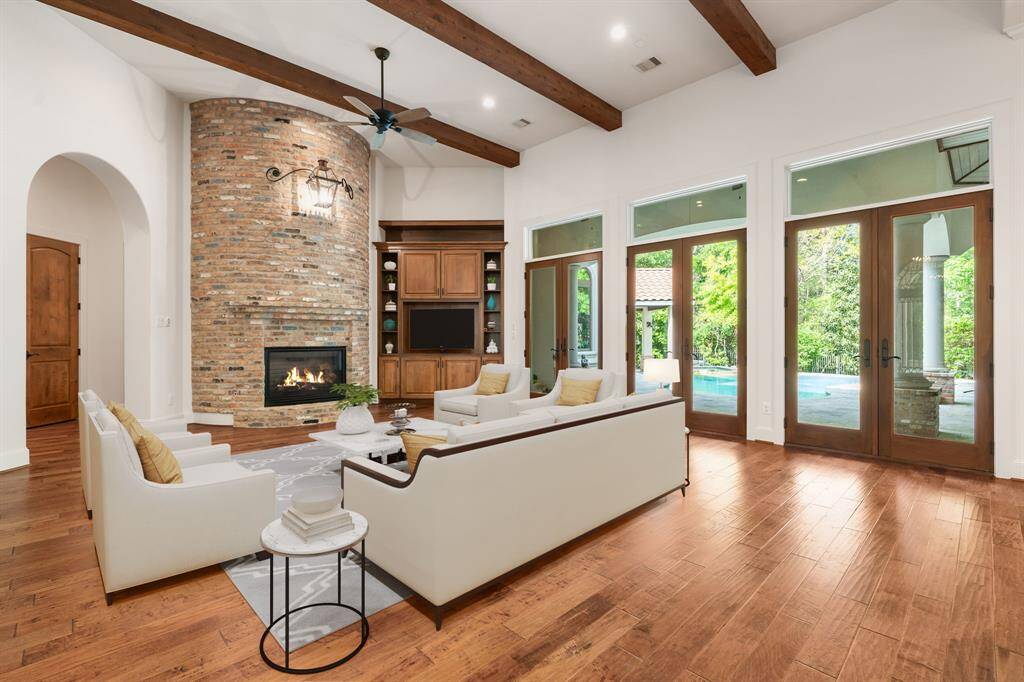 (VS) Family room.